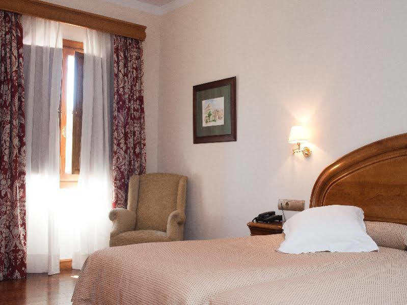 Azz Claras & Hotel Peñafiel